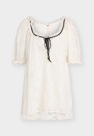 Λευκό φόρεμα με κοντά μανίκια και φουσκωτά μανίκια, κεντήματα με λουλούδια, δαντελωτό τελείωμα, τετράγωνο ντεκολτέ και μαύρη κορδέλα στο μπροστινό μέρος.