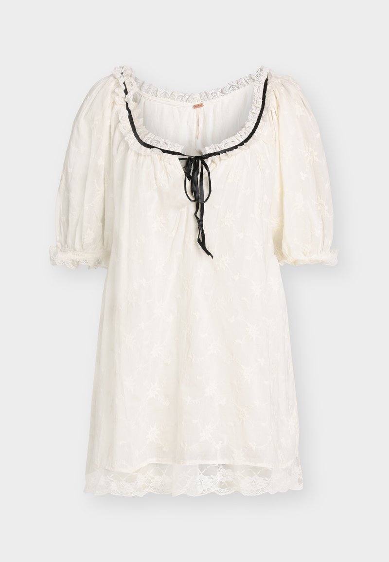 Λευκό φόρεμα με κοντά μανίκια και φουσκωτά μανίκια, κεντήματα με λουλούδια, δαντελωτό τελείωμα, τετράγωνο ντεκολτέ και μαύρη κορδέλα στο μπροστινό μέρος.