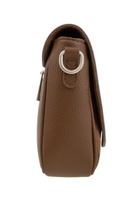 Borse a mano in pelle marrone con una superficie testurizzata, un accento in anello di metallo argentato e una forma compatta e rettangolare. Presenta una chiusura a pattina sulla parte superiore.