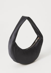 Svart satinhåndveske med en buet silhuett, en enkel bred stropp og en sidereimdetalj accentuert med gullhardware.