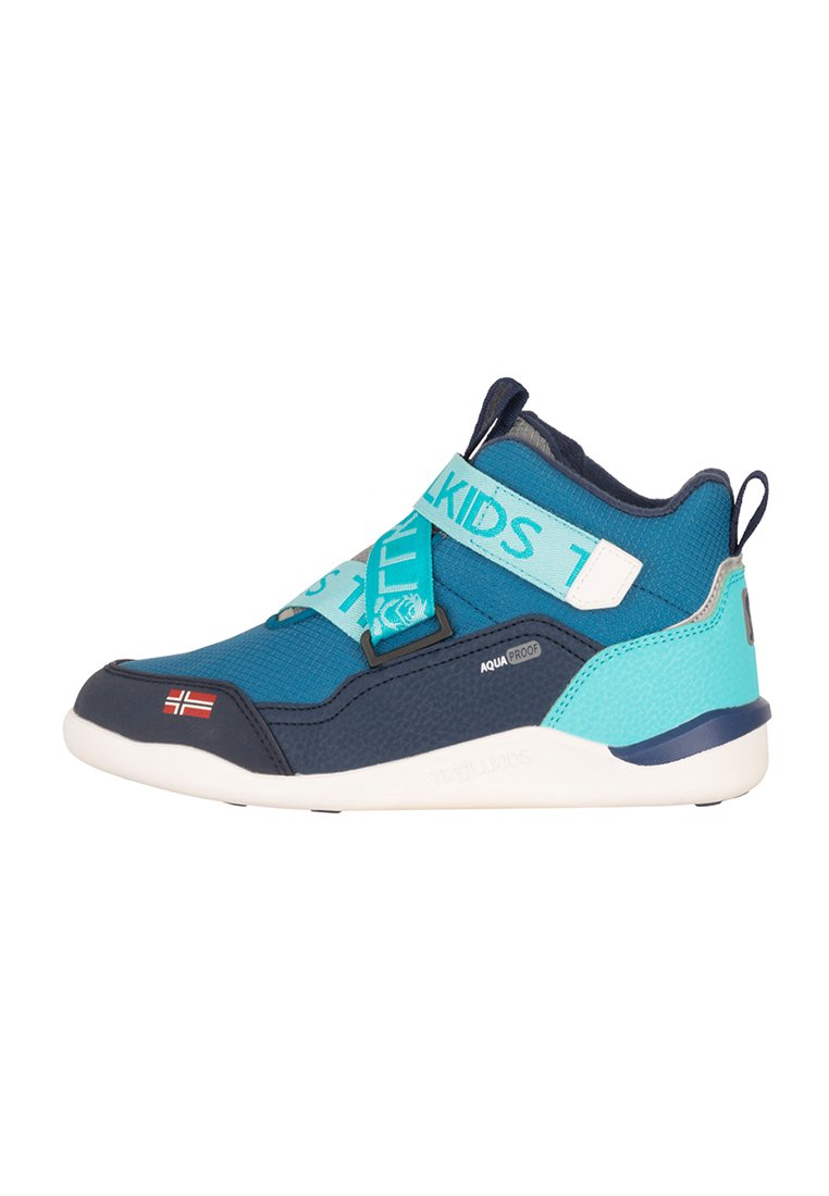 Blaue und türkisfarbene wasserdichte Kindersneaker mit verstellbaren Riemen, norwegischem Flaggenmotiv an der Zehenpartie und weißer Sohle.