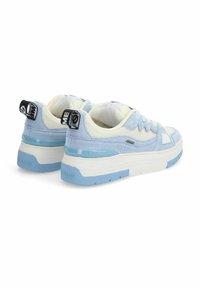 Hellblaue Sneakers mit Obermaterial aus Wildleder und Canvas, runde Zehenpartie, weiße Zwischensohle und strukturierte Gummisohle. Mit einem schwarzen Ziehband.