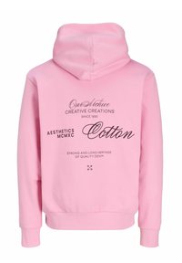 Roosa puuvillane kapuutsiga dressipluus, millel on suur musta värvi graafiline trükk seljal, sisaldades teksti ja logod, sealhulgas "Creative Creations" ja "Aesthetics MCMXC".