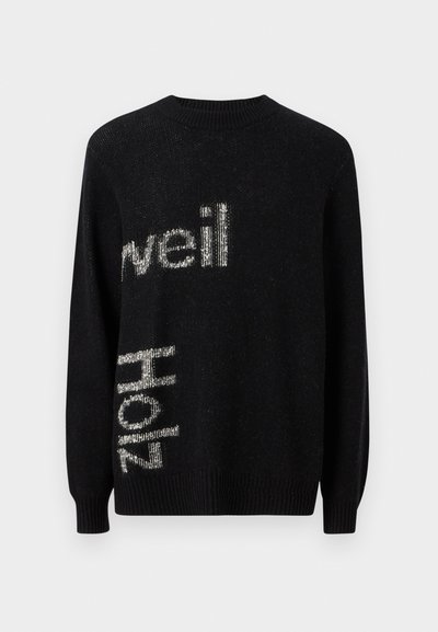 Sweater preto com mangas longas e decote redondo. Apresenta texto branco texturizado contrastante na parte frontal. Material em malha com bainha canelada.
