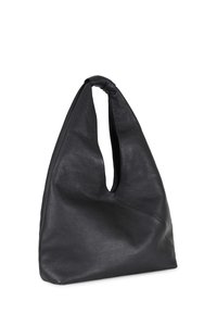 Bolso de cuero negro con una forma flexible y un asa alargada y en bucle. Superficie texturizada con material suave y flexible. Sin hardware o detalles visibles.
