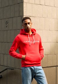 Tommy Hilfiger LOGO HOODY - Sweatshirt com capuz - red alert