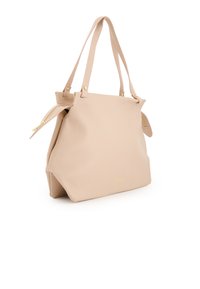 Beige læder tote taske med en struktureret overflade, dobbelte top håndtag, hardware i guldfarve og en lynlåslukning, der har et fladt bunddesign.
