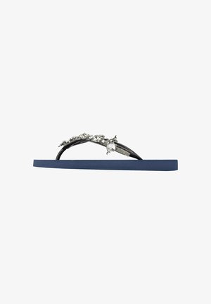 Zwarte flip-flop sandaal met een gestructureerde band met decoratieve zilveren accenten en heldere strassstenen; gevoerde marineblauwe zool.