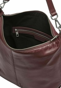 Bordowa skórzana torebka z srebrnym zamkiem błyskawicznym i czarną podszewką z tkaniny. Posiada wewnętrzną kieszeń na zamek, gładką fakturę oraz ukształtowany kształt.