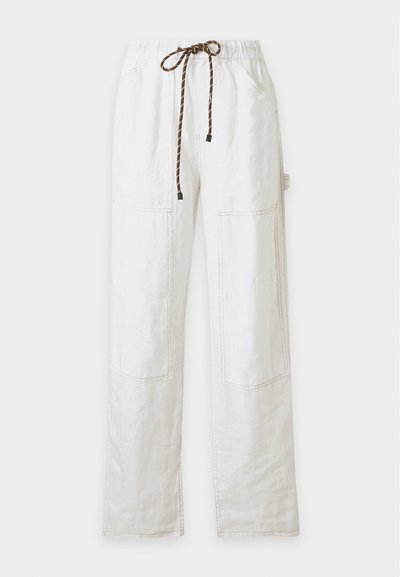 Pantalon blanc à jambes droites, avec poches plaquées devant, taille avec cordon marron et détail boucle latérale.