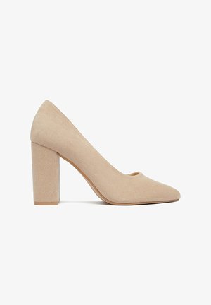 Beżowy zamszowy szpilkowy czółenek z zamkniętym, spiczastym noskiem i grubym, blokowym obcasem na białym tle.