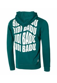 Felpa turchese realizzata in morbido tessuto, con grande scritta bianca "BIDI BADU" in un modello ripetuto sulla schiena e un design a cappuccio standard.