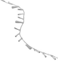 Srebrny łańcuszek naszyjnik z деталмі w kształcie kropli i teksturowanymi elementami. Posiada różne długości zawieszek oraz gładkie wykończenie.