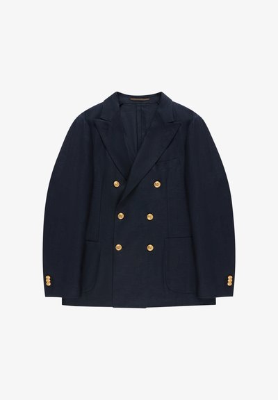 Marineblaues, doppelt geknöpftes Sakko mit sechs goldenen Knöpfen, Fallnoppenkragen und zwei Fronttaschen, flach auf weißem Hintergrund liegend.