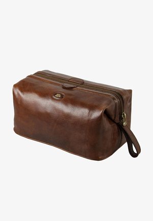 Borsa da toeletta rettangolare in pelle marrone con chiusura a zip e fascia laterale per il polso, texture liscia con una piccola patch ovale logo sulla parte superiore.