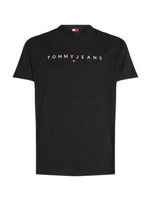 Černé tričko s krátkým rukávem vyrobené z bavlny. Na přední straně se nachází logo "TOMMY JEANS" v bílých písmenech s červenými a modrými akcenty nad výstřihem.