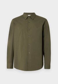 Πουκάμισο μακρυμάνικο σε σκούρο πράσινο ελιάς με μυτερό γιακά, μαύρα κουμπιά και διακριτικό λογότυπο στο στήθος. Ομαλή, μονόχρωμη υφή υφάσματος.