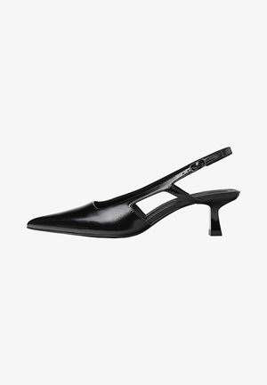 Czarny lakierowany skórzany but na niskim obcasie typu kitten heel, z paskiem na piętę, ostrym noskiem i regulowanym paskiem z klamrą.