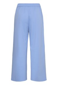 Svetlo modre široke hlače iz mehkega blaga, z elastičnim pasom in gladko teksturo. Brez opaznih vzorcev ali kovinskih detajlov.