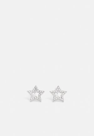 Paire de boucles d'oreilles en argent en forme d'étoile décorées de petites pierres précieuses transparentes sur fond blanc.