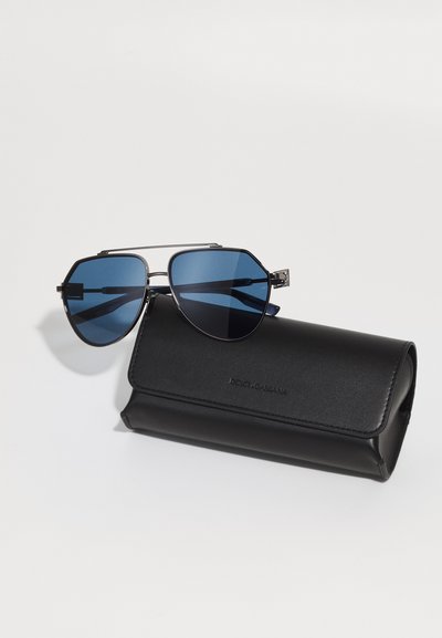 Juodos aviator tipo saulės akinių su mėlynais lęšiais ir sidabriniu metaliniu rėmu rinkinys, kartu su juodu odiniu dėklu su logotipu ant paviršiaus.