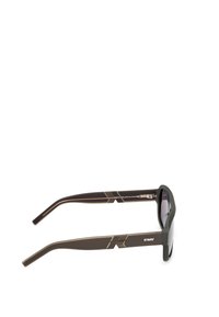 Hnědé plastové sluneční brýle s tmavými skly. Úhlový tvar, s matným povrchem a geometrickými akcenty na stranicích. Viditelné logo K-WAY.