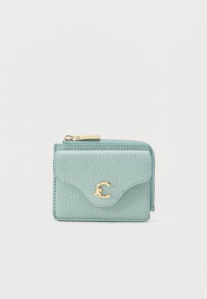 Kis, texturált, világoskék bőr pénztárca elülső zsebével, arany cipzár és logó részletekkel, semleges háttér előtt.