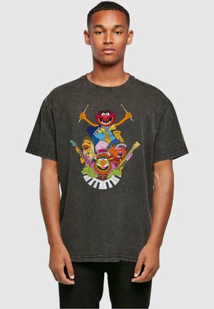 Schwarzes, übergroßes T-Shirt mit einem bunten Grafikdruck von animierten Charakteren, die Musikinstrumente spielen, und einem strukturierten, retro-inspirierten Finish.