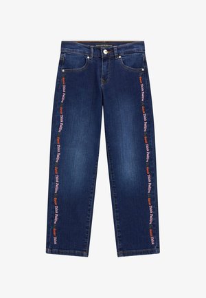 Ciemnoniebieskie dżinsy z bocznym napisem "Be Guess Think Positive" w różnych kolorach, z kieszeniami z przodu i widocznymi detalami przeszycia.