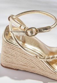Next FOREVER COMFORT® SQUARE TOE ROPE WEDGES - Täistallaga sandaalid - gold