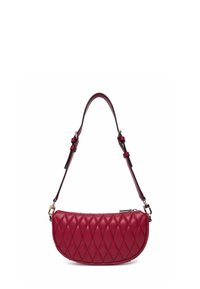 Borsa a tracolla in pelle trapuntata rossa con forma curvata, tracolla regolabile e dettagli in metallo dorato. Caratterizzata da una cucitura a motivo diamante.