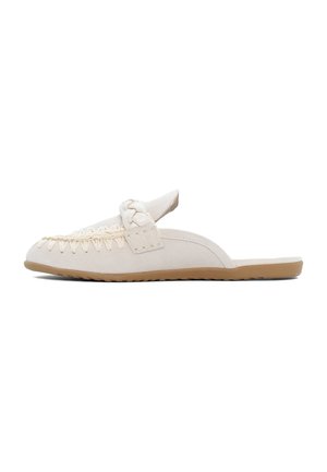Sandali slip-on beige chiaro con un accento intrecciato, materiale in suede morbido, punta arrotondata e suola in gomma testurizzata. Design classico con profilo minimale.