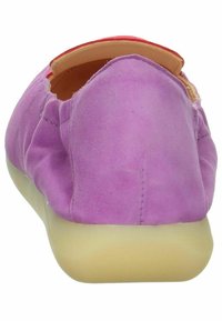 Scarpa slip-on in suede viola con tacco basso e punta arrotondata. Presenta un interno morbido e imbottito e una suola in gomma beige flessibile.