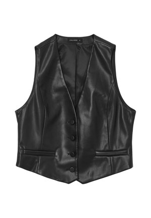 Gilet en cuir noir avec un décolleté en V, quatre boutons sur le devant et deux poches avant. Texture lisse avec une coupe ajustée.