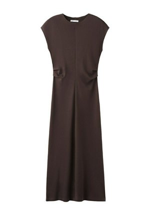 Donkerbruine mouwloze midijurk met ronde hals en subtiele geplooide details ter hoogte van de taille, rechte snit en eenvoudig ontwerp.