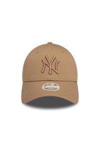 Καπέλο μπέιζμπολ χακί με ανάγλυφο λογότυπο "NY", καμπυλωτή γείσο και αεριζόμενα οπές. Υφασμα με υφή και λεία επιφάνεια, ετικέτα μεγέθους στη γείσο.