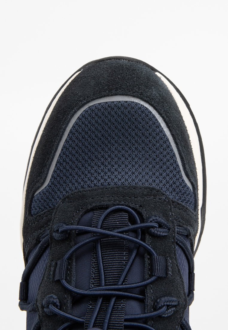 Granatowe trampki z siateczkowej cholewki i zamszowymi akcentami, z wyściełanym noskiem, gumową podeszwą i teksturowanym systemem sznurowania.