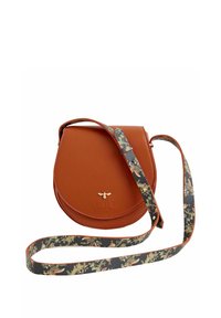 Braune Leder-Crossbody-Tasche mit geschwungener Form, Blumenmuster-Riemen, goldfarbener Logo-Akzent und glatter Oberfläche.