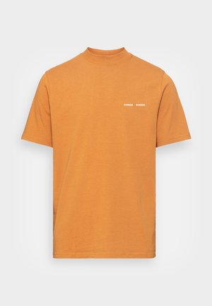 T-shirt à manches courtes, col rond orange avec un petit logo blanc Samsøe Samsøe sur la poitrine gauche sur un fond uni.