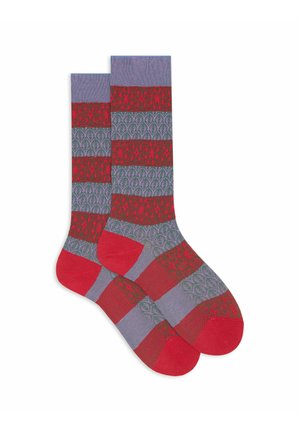 Calze multicolori con bande decorate di rosso, verde e viola. Realizzate in tessuto morbido con un risvolto a costine e punta accentuata.