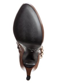 Suela de zapato de tacón alto de cuero marrón con un diseño elegante, que presenta una textura ondulada y detalles en el tacón. Talla 38, hecho en Italia.