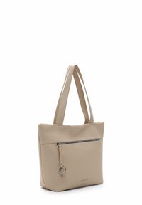 Borsa a tracolla in pelle beige con due manici lunghi, una tasca anteriore con zip e un accento metallico rotondo. Texture liscia con design minimalista.