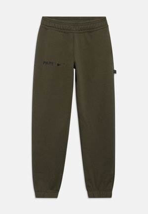 Olijfgroene joggingsbroek met elastische tailleband en boorden, voorzien van zwarte "PARIS" tekst en Nike swoosh-logo op de linker dij.