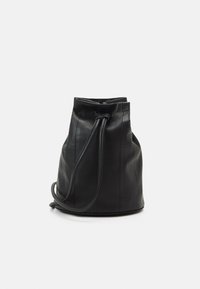 Musta nahkainen olkalaukku, jossa on nyörikiristys. Sileä pinta, pyöreä pohja ja säädettävä olkahihna. Pystyompeleet korostavat muotoilua.