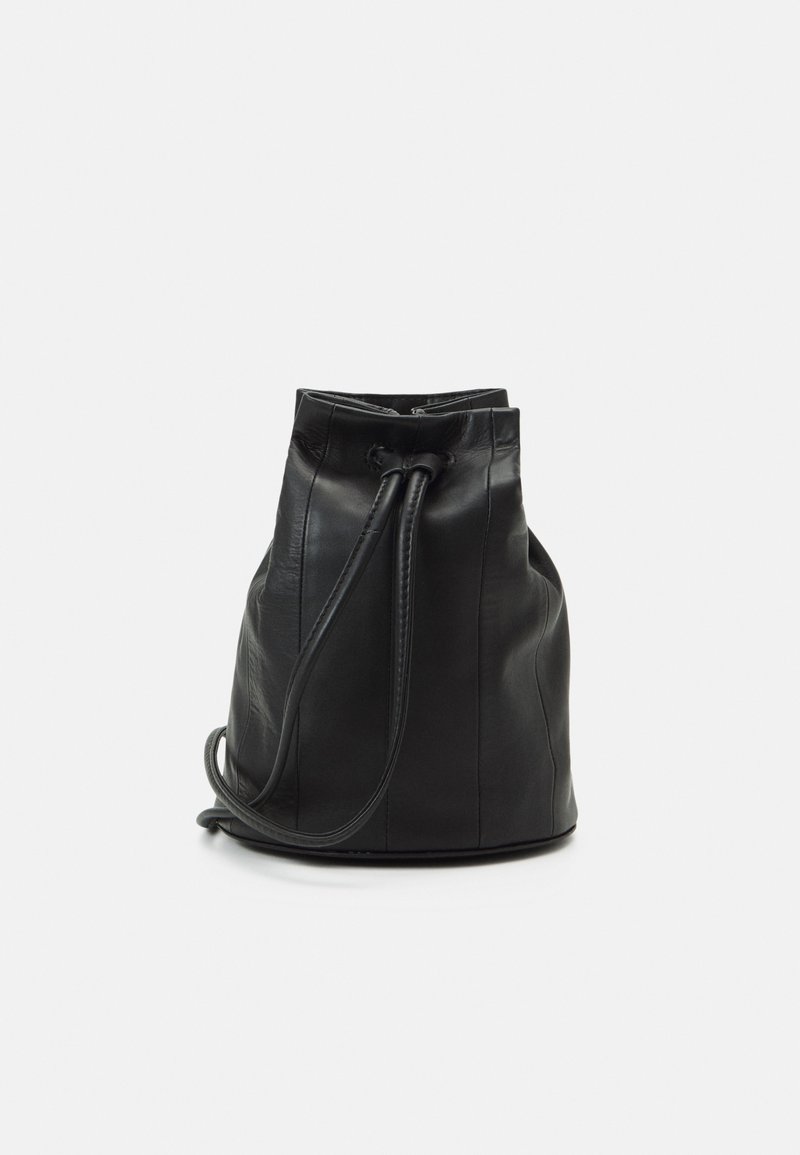 Musta nahkainen olkalaukku, jossa on nyörikiristys. Sileä pinta, pyöreä pohja ja säädettävä olkahihna. Pystyompeleet korostavat muotoilua.