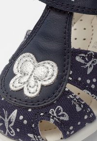 Geox B Elthan Girl C: Sandalia De Primeros Pasos Con Punta Cerrada Y Suela Transpirable Para Niña