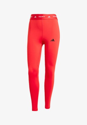 Punased kokkusurumise retuusid elastse vöökohaga, millel on must logo ja bränding. Valmistatud siledast, venivast kangast.