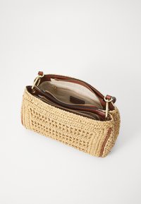 Thumbnail Image 4