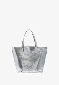 Bolso tote metálico plateado con asas dobles y logo en relieve "BIMBA Y LOLA" en la parte frontal.