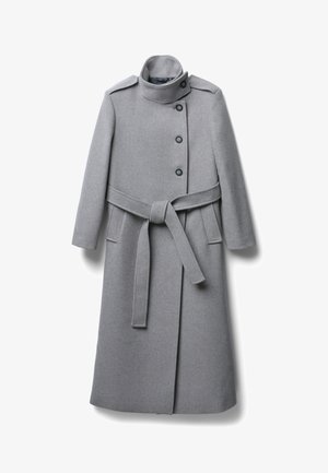 Cappotto grigio di lana con colletto alto, maniche lunghe, quattro bottoni, tasche laterali e vita incinturata. Texture liscia e design strutturato.